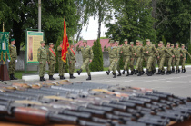 Боевое оружие в торжественной обстановке вручили новобранцам Пинского пограничного отряда