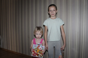 «Милицейский Дед Мороз» вместе со Снегурочкой на дому поздравили детей из многодетных семей